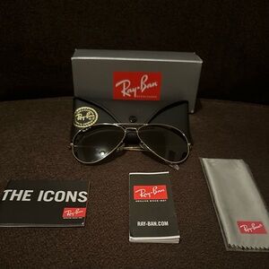 LIKE NEW RAY BAN AVIATOR SUNGLASSES WITH GREEN TINTED LENSES. Only worn twice.